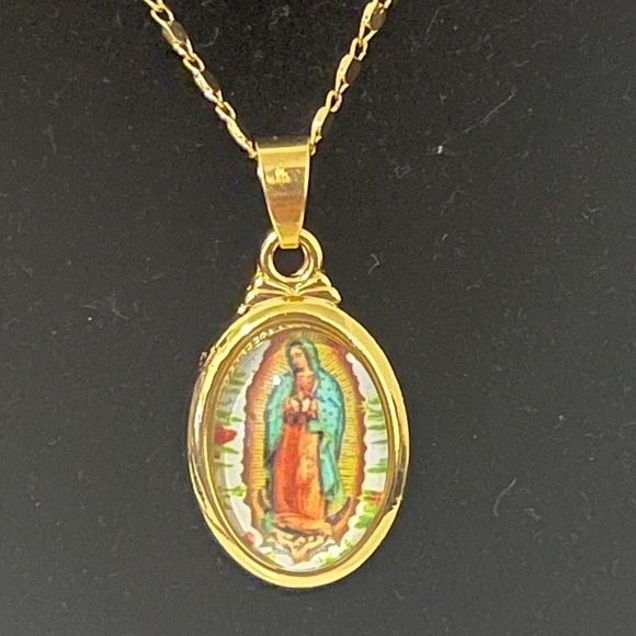Virgin Mary NWOT Oval Necklace - Picture 2 of 3
